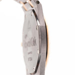 Primo piano di una cassa vintage Audemars Piguet Royal Oak 56175 Tantalum Rose 1980. 33 mm con cassa in tantalio e oro rosa, movimento al quarzo, quadrante grigio ardesia e bracciale in tantalio/oro rosa.