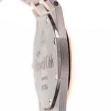 Primo piano di una cassa vintage Audemars Piguet Royal Oak 56175 Tantalum Rose 1980. 33 mm con cassa in tantalio e oro rosa, movimento al quarzo, quadrante grigio ardesia e bracciale in tantalio/oro rosa.