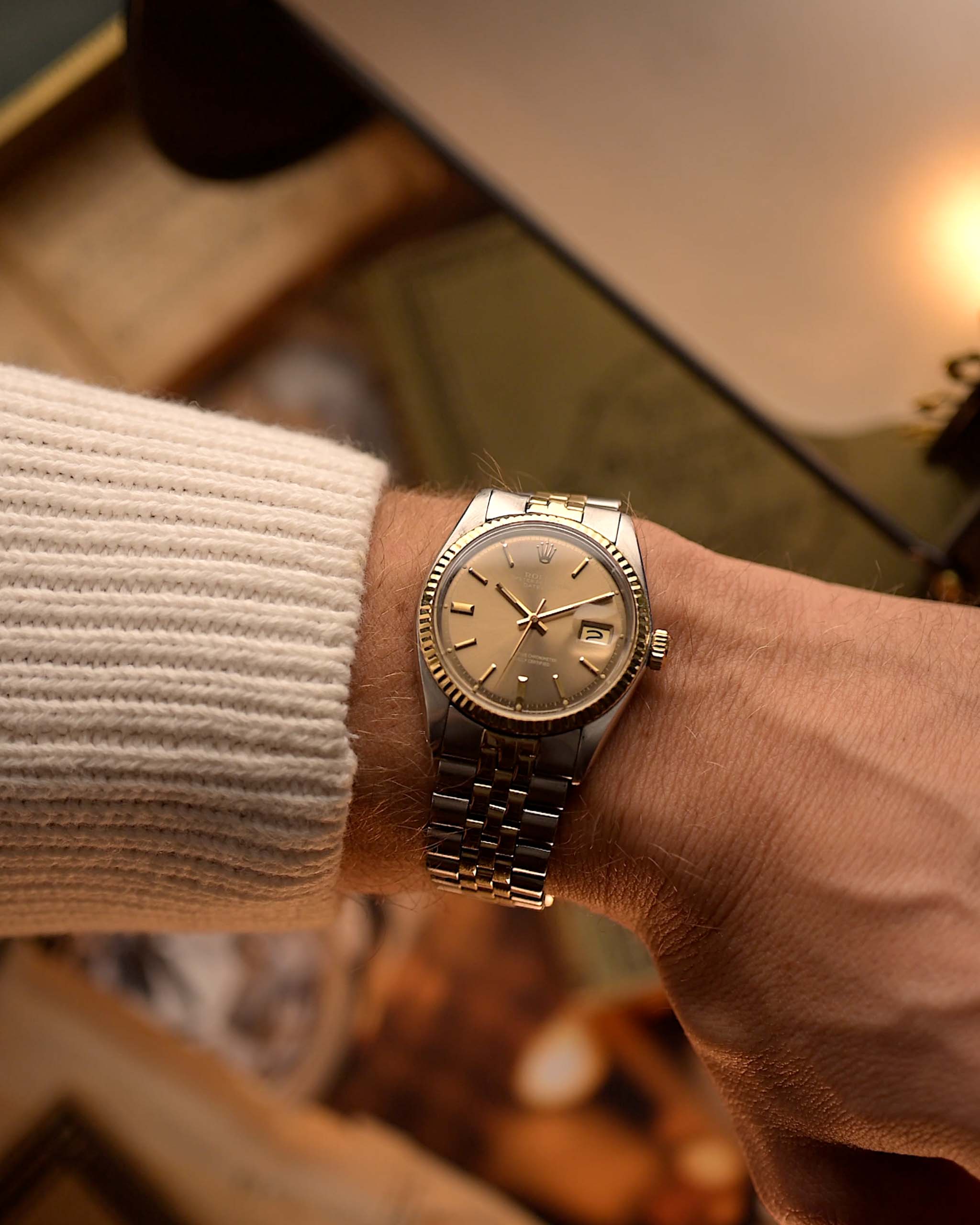 Orologio vintage Rolex Datejust 1601, quadrante marrone Avana, cassa in acciaio, movimento automatico, bracciale Jubilee bicolore, al polso, sfondo sfocato