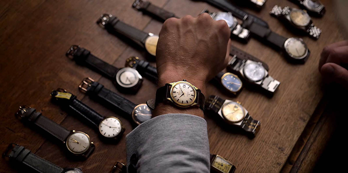 Orologio da polso classico indossato sopra Orologi Vintage sul tavolo.