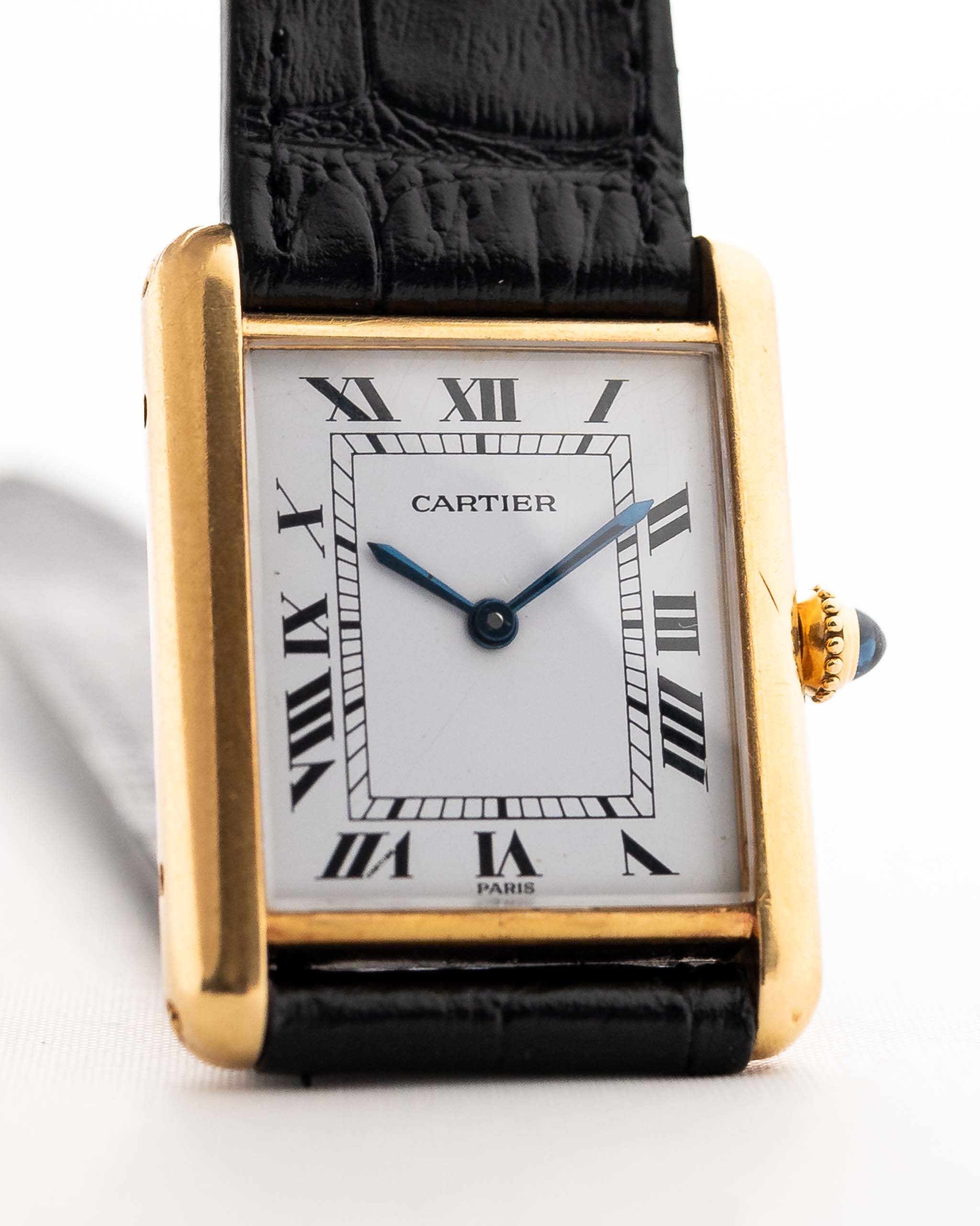 Orologio vintage Cartier Tank Louis, oro giallo 18 carati, quadrante bianco, movimento manuale, su cinturino in alligatore nero, sfondo bianco