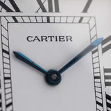 Primo piano del quadrante di un orologio Cartier Tank Louis vintage, oro giallo 18 carati, quadrante bianco, movimento manuale