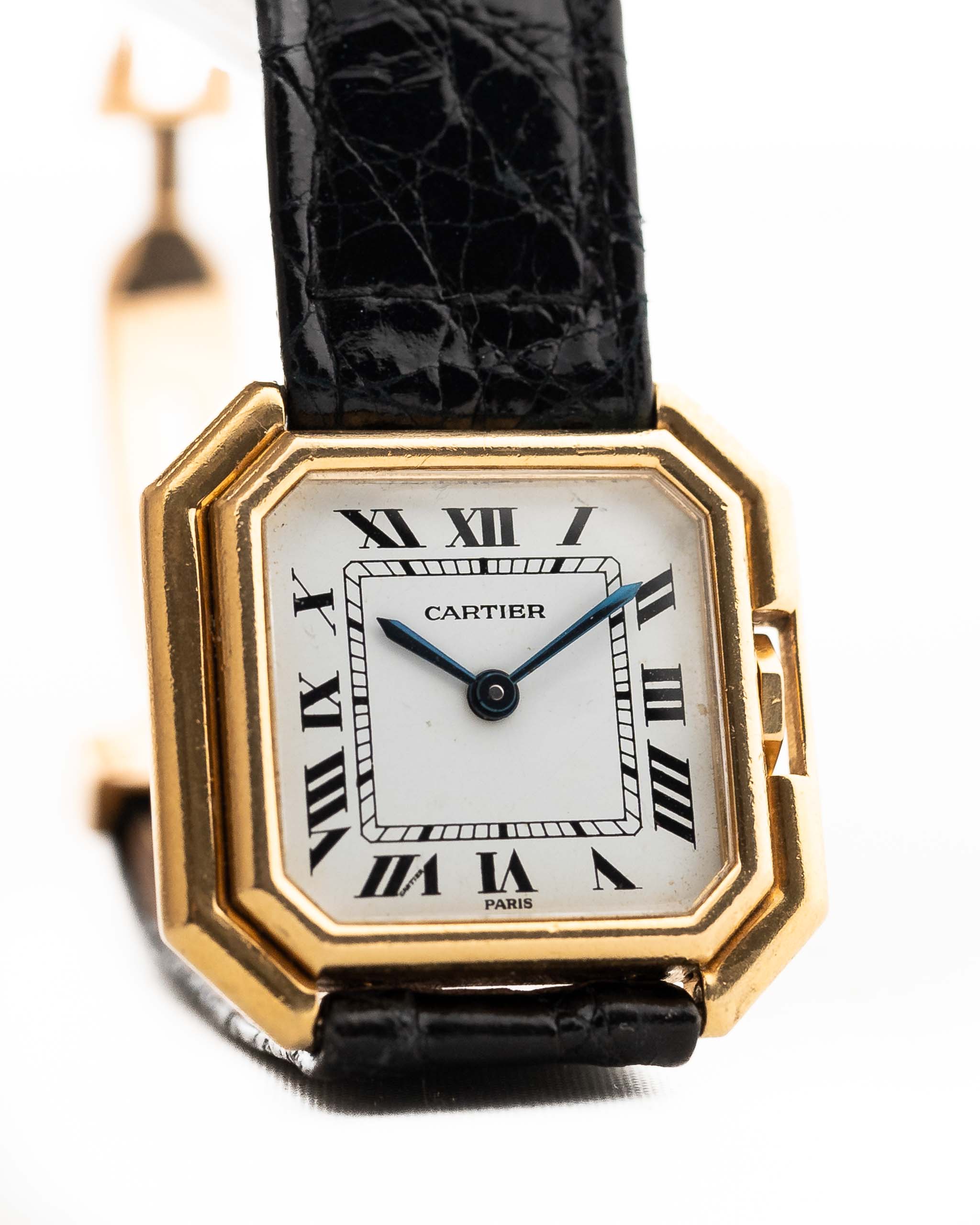 Orologio vintage Cartier Ceinture 78210 in oro giallo 18 carati, quadrante bianco MK3, su sfondo bianco
