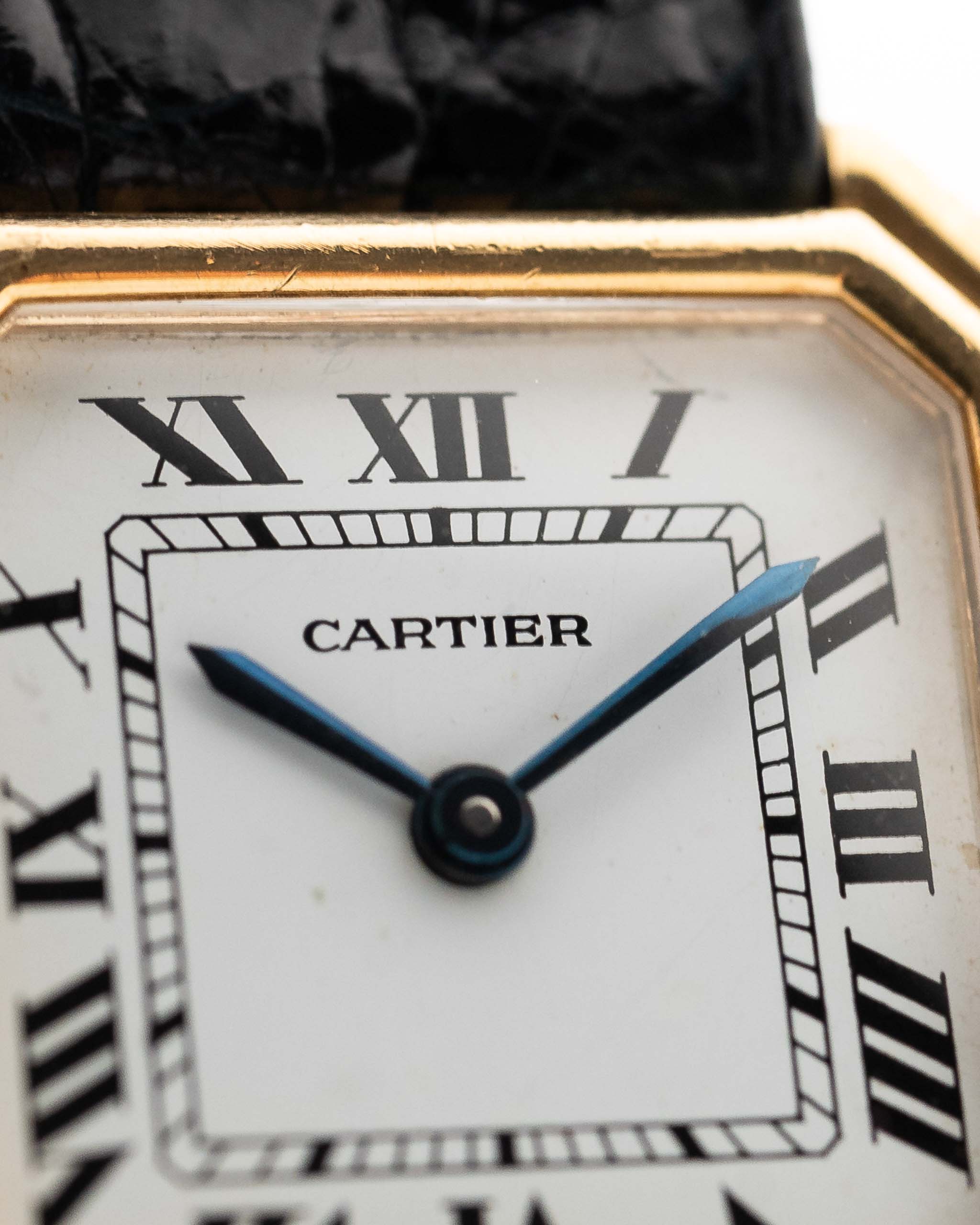 Primo piano del quadrante dell'orologio Vintage Cartier Ceinture 78210 in oro giallo 18 carati, quadrante bianco MK3, su sfondo bianco