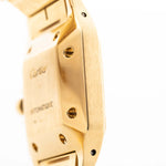 Foto ravvicinata di un Cartier Santos Carrée 2964 vintage degli anni Ottanta. In condizioni eccellenti, cassa da 27 mm in oro giallo con movimento automatico, quadrante bianco originale e bracciale in oro.