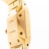Foto ravvicinata di un Cartier Santos Carrée 2964 vintage degli anni Ottanta. In condizioni eccellenti, cassa da 27 mm in oro giallo con movimento automatico, quadrante bianco originale e bracciale in oro.