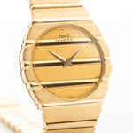 Foto ravvicinata di un Piaget 791 Polo degli anni '80. Con cassa da 30 mm, oro giallo 18 carati, quadrante in oro, bracciale integrato in oro 18 carati e movimento al quarzo.
