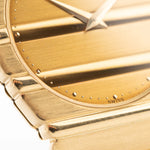 Foto ravvicinata di un Piaget 791 Polo vintage degli anni '80. Con cassa da 30 mm, oro giallo 18 carati, quadrante in oro, bracciale integrato in oro 18 carati e movimento al quarzo.