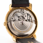 Primo piano di un Movimento automatico vintage IWC de Luxe 18k 1959. 35 mm con cassa in oro giallo 18 carati, calibro automatico 8531, quadrante Pie Pan senza difetti e cinturino in pelle.