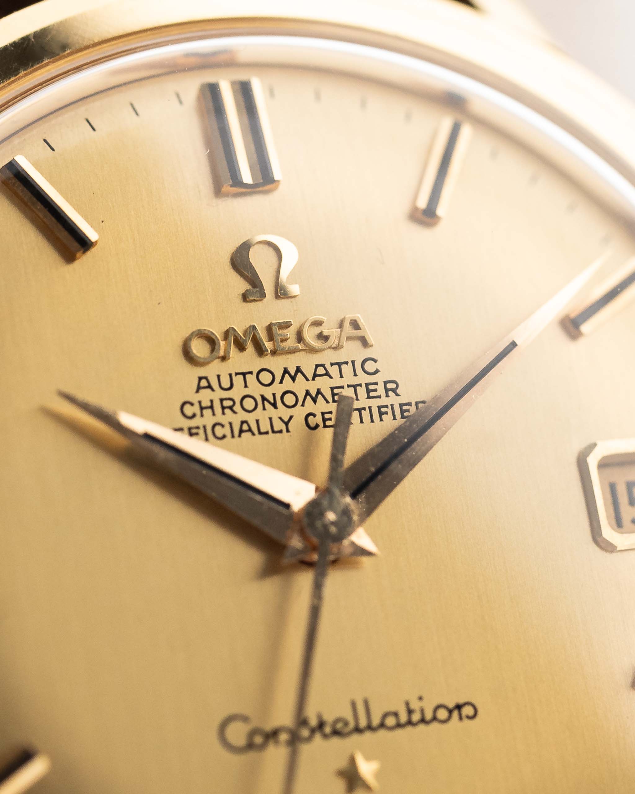 Vintage Omega Constellation 168004 Date Onyx 1966 quadrante in oro primo piano