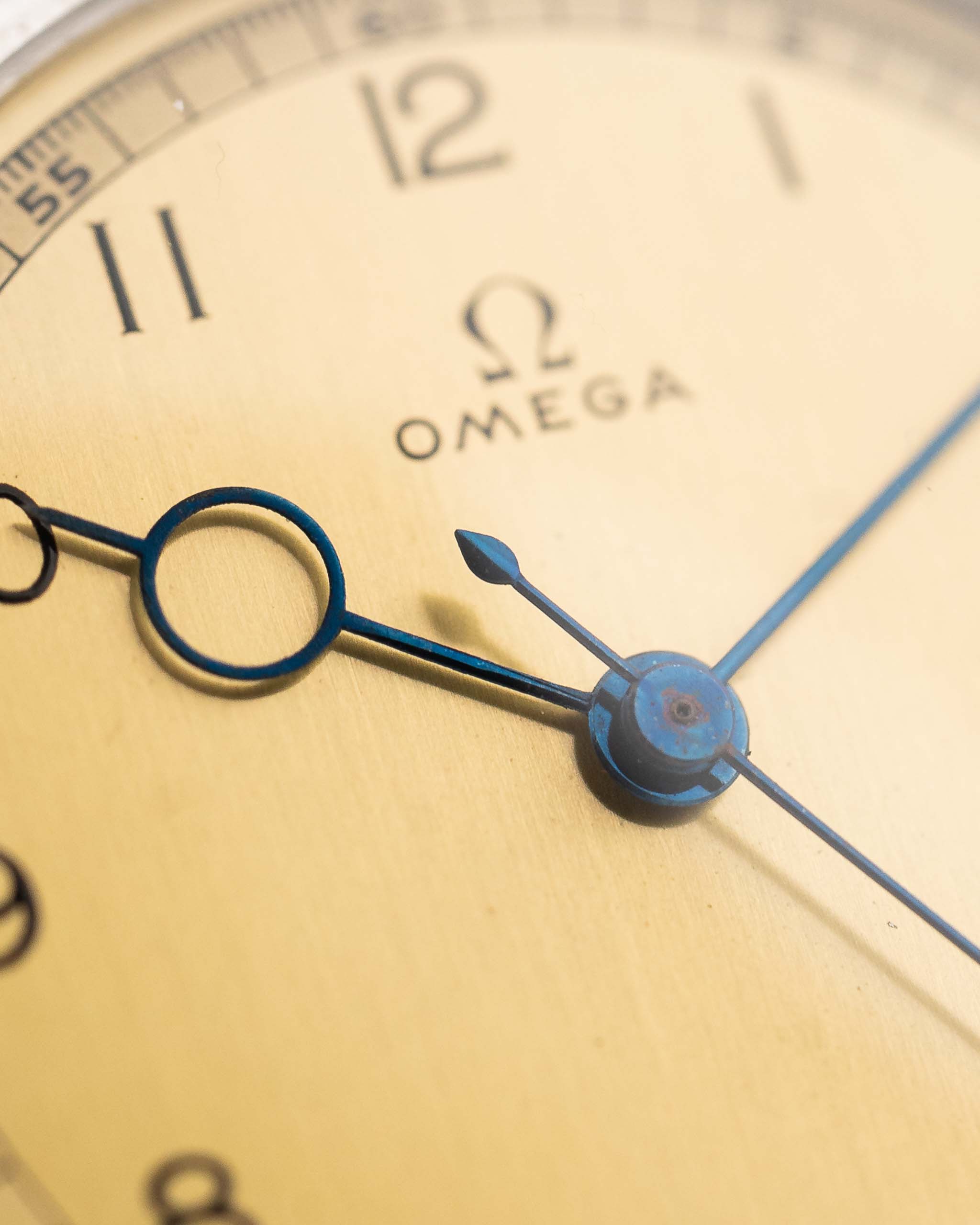 Omega Art Deco Pontife 1939 vintage con cassa in acciaio e quadrante dorato
