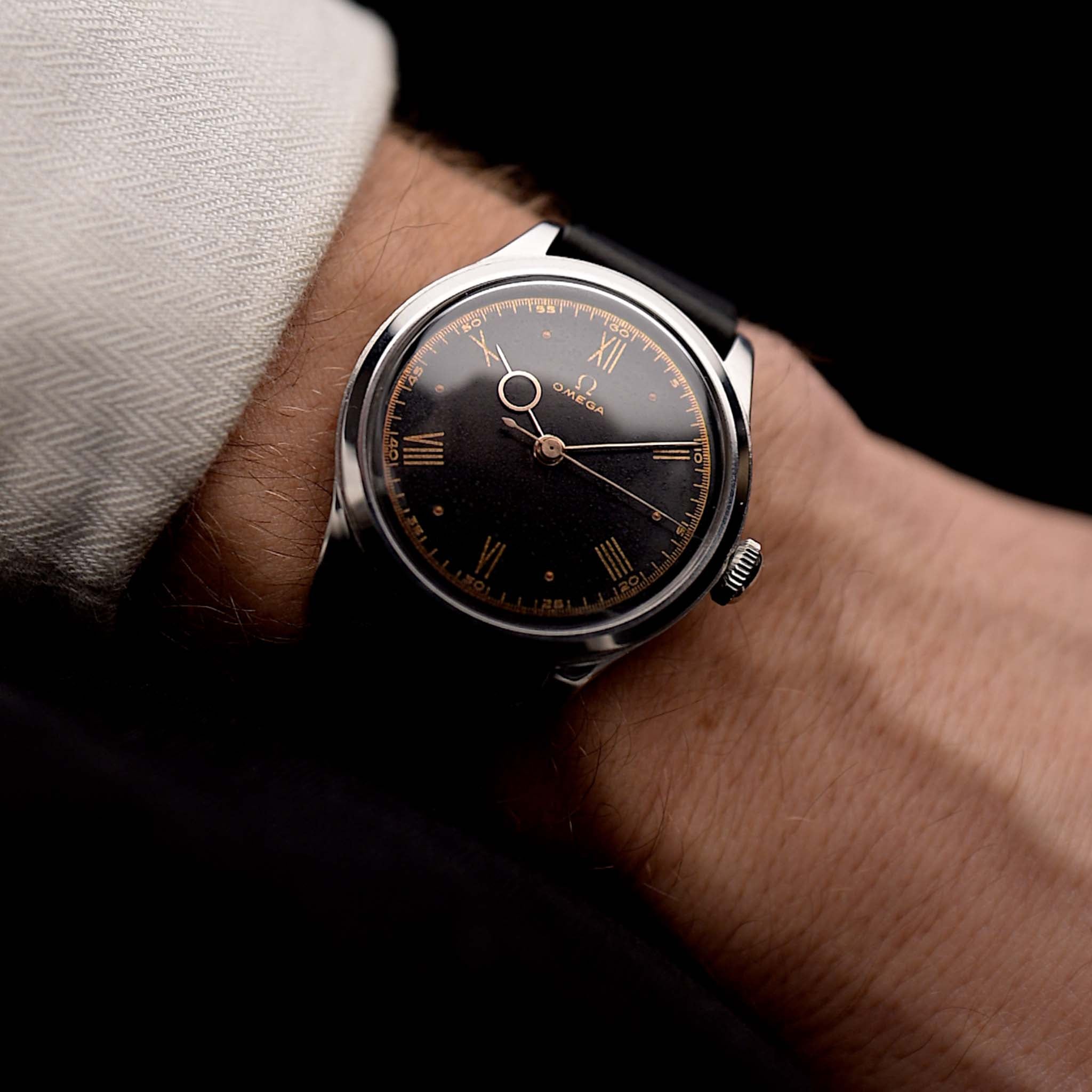Foto di Omega Art Deco Pontife Roman Black 1939 al polso - Ref 243 - GOLDAMMER