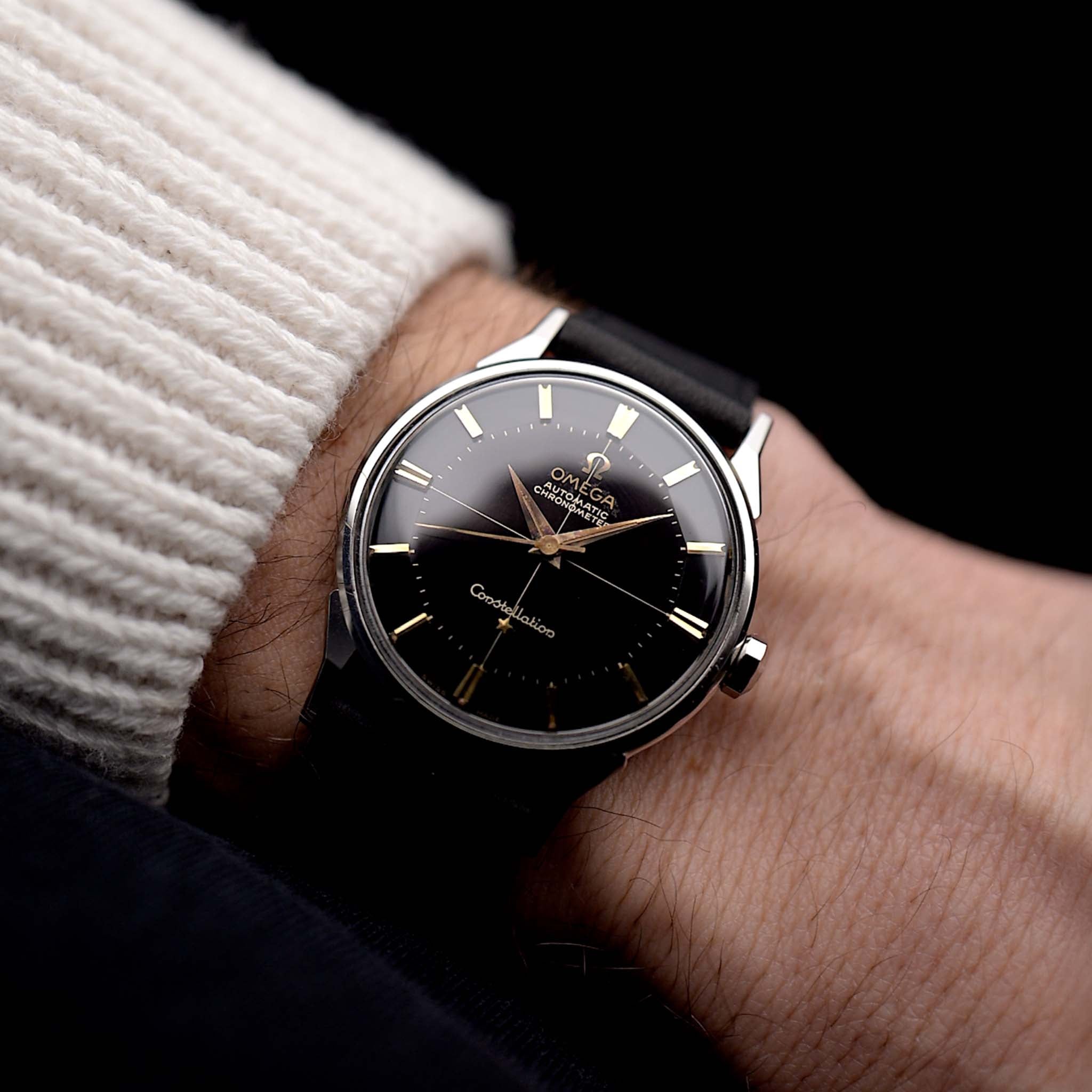 Foto di un Omega Constellation 14900 Pie Pan Black del 1961 al polso. Cassa in acciaio da 34 mm con cronometro automatico Calibro 551, quadrante pie pan nero originale e cinturino in pelle.