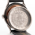 Foto ravvicinata di un Omega Constellation 14900 Pie Pan Black del 1961. Cassa in acciaio da 34 mm con cronometro automatico Calibro 551, quadrante pie pan nero originale e cinturino in pelle.