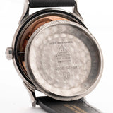 Foto ravvicinata di un Omega Constellation 14900 Pie Pan Black del 1961. Cassa in acciaio da 34 mm con cronometro automatico Calibro 551, quadrante pie pan nero originale e cinturino in pelle.