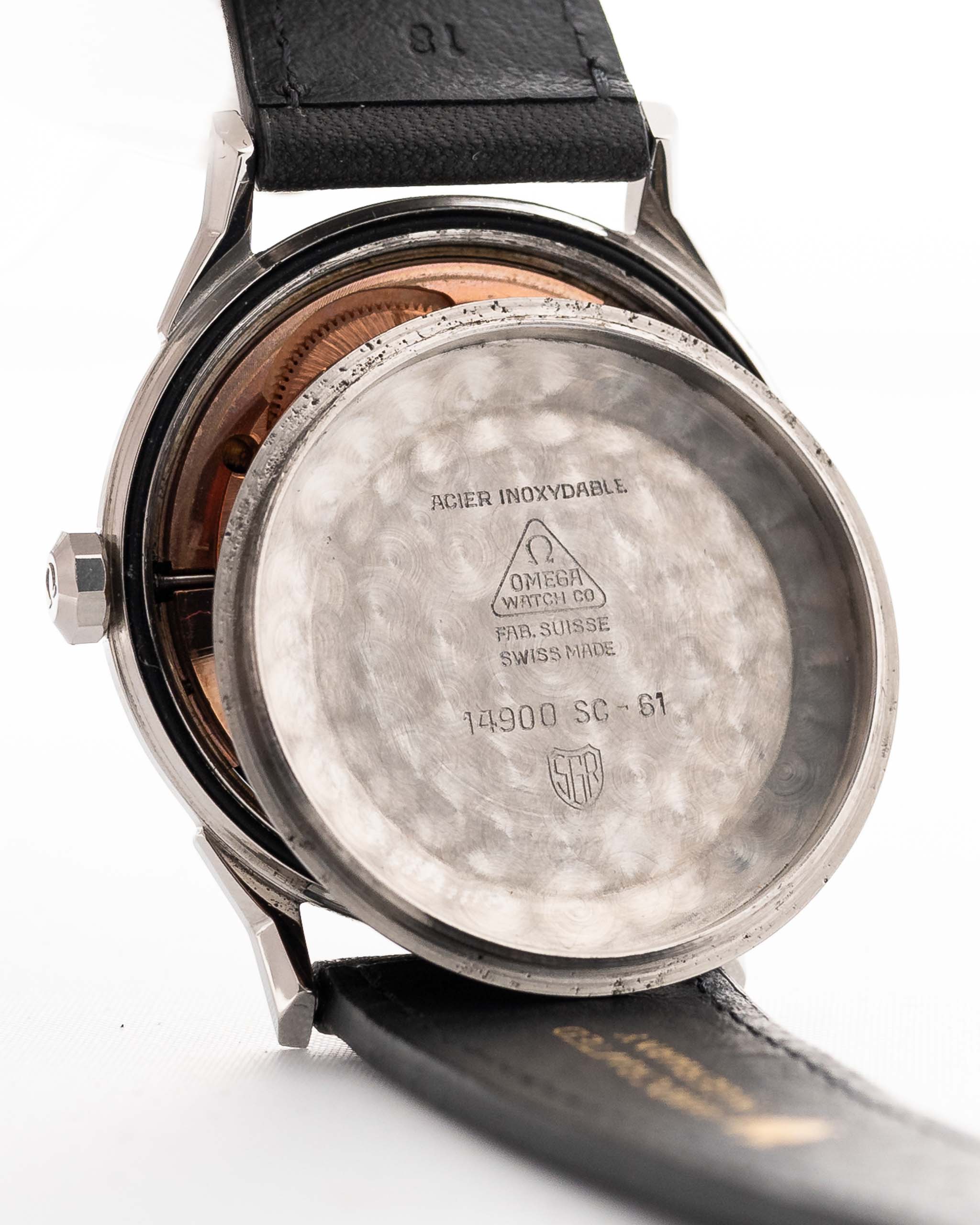 Foto ravvicinata di un Omega Constellation 14900 Pie Pan Black del 1961. Cassa in acciaio da 34 mm con cronometro automatico Calibro 551, quadrante pie pan nero originale e cinturino in pelle.