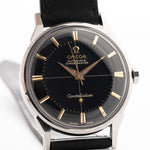 Foto ravvicinata di un Omega Constellation 14900 Pie Pan Black del 1961. Cassa in acciaio da 34 mm con cronometro automatico Calibro 551, quadrante pie pan nero originale e cinturino in pelle.