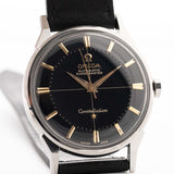 Foto ravvicinata di un Omega Constellation 14900 Pie Pan Black del 1961. Cassa in acciaio da 34 mm con cronometro automatico Calibro 551, quadrante pie pan nero originale e cinturino in pelle.