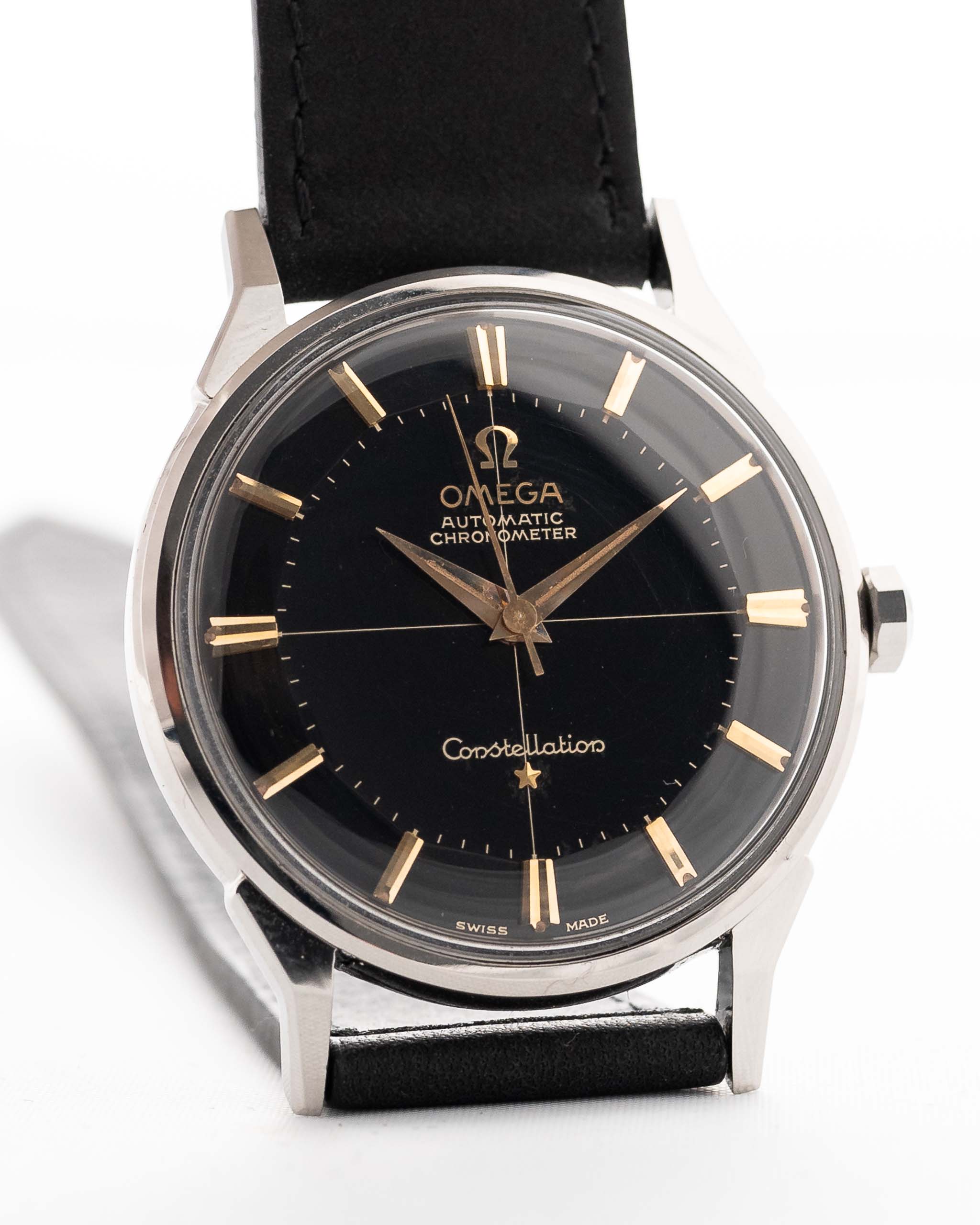 Foto ravvicinata di un Omega Constellation 14900 Pie Pan Black del 1961. Cassa in acciaio da 34 mm con cronometro automatico Calibro 551, quadrante pie pan nero originale e cinturino in pelle.