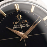 Foto ravvicinata di un Omega Constellation 14900 Pie Pan Black del 1961. Cassa in acciaio da 34 mm con cronometro automatico Calibro 551, quadrante pie pan nero originale e cinturino in pelle.