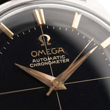 Foto ravvicinata di un Omega Constellation 14900 Pie Pan Black del 1961. Cassa in acciaio da 34 mm con cronometro automatico Calibro 551, quadrante pie pan nero originale e cinturino in pelle.