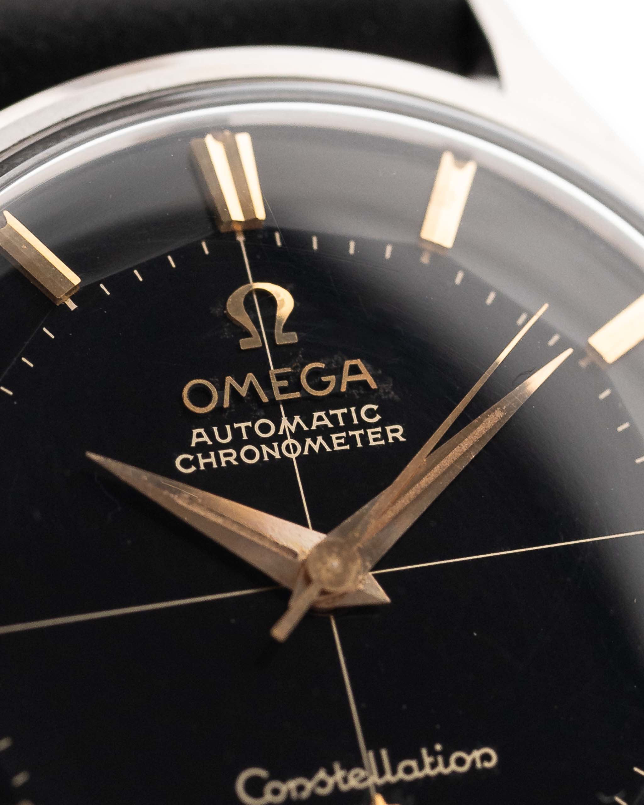 Foto ravvicinata di un Omega Constellation 14900 Pie Pan Black del 1961. Cassa in acciaio da 34 mm con cronometro automatico Calibro 551, quadrante pie pan nero originale e cinturino in pelle.