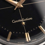 Foto ravvicinata di un Omega Constellation 14900 Pie Pan Black del 1961. Cassa in acciaio da 34 mm con cronometro automatico Calibro 551, quadrante pie pan nero originale e cinturino in pelle.