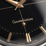 Foto ravvicinata di un Omega Constellation 14900 Pie Pan Black del 1961. Cassa in acciaio da 34 mm con cronometro automatico Calibro 551, quadrante pie pan nero originale e cinturino in pelle.