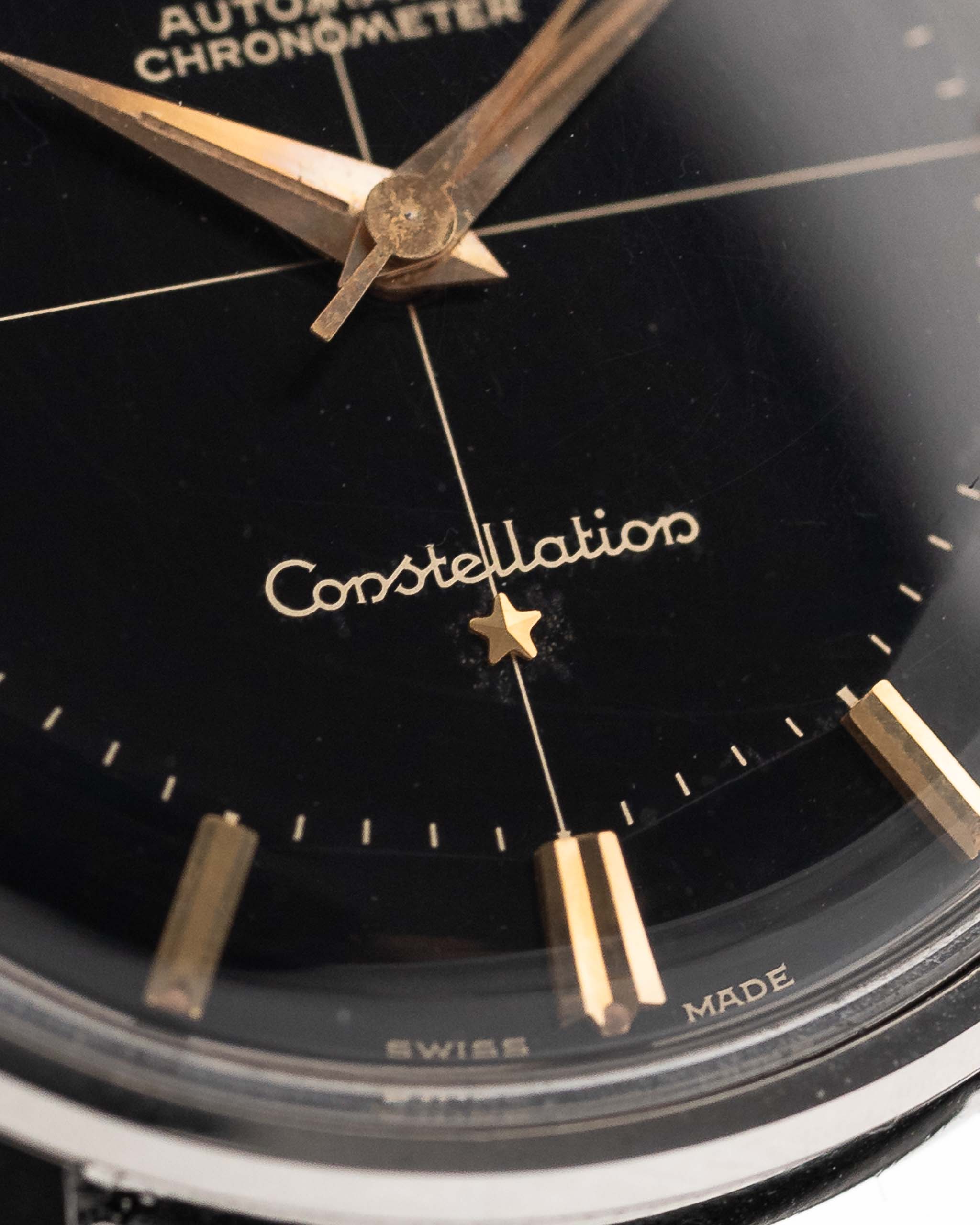 Foto ravvicinata di un Omega Constellation 14900 Pie Pan Black del 1961. Cassa in acciaio da 34 mm con cronometro automatico Calibro 551, quadrante pie pan nero originale e cinturino in pelle.