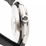 Foto ravvicinata di un Omega Constellation 14900 Pie Pan Black del 1961. Cassa in acciaio da 34 mm con cronometro automatico Calibro 551, quadrante pie pan nero originale e cinturino in pelle.