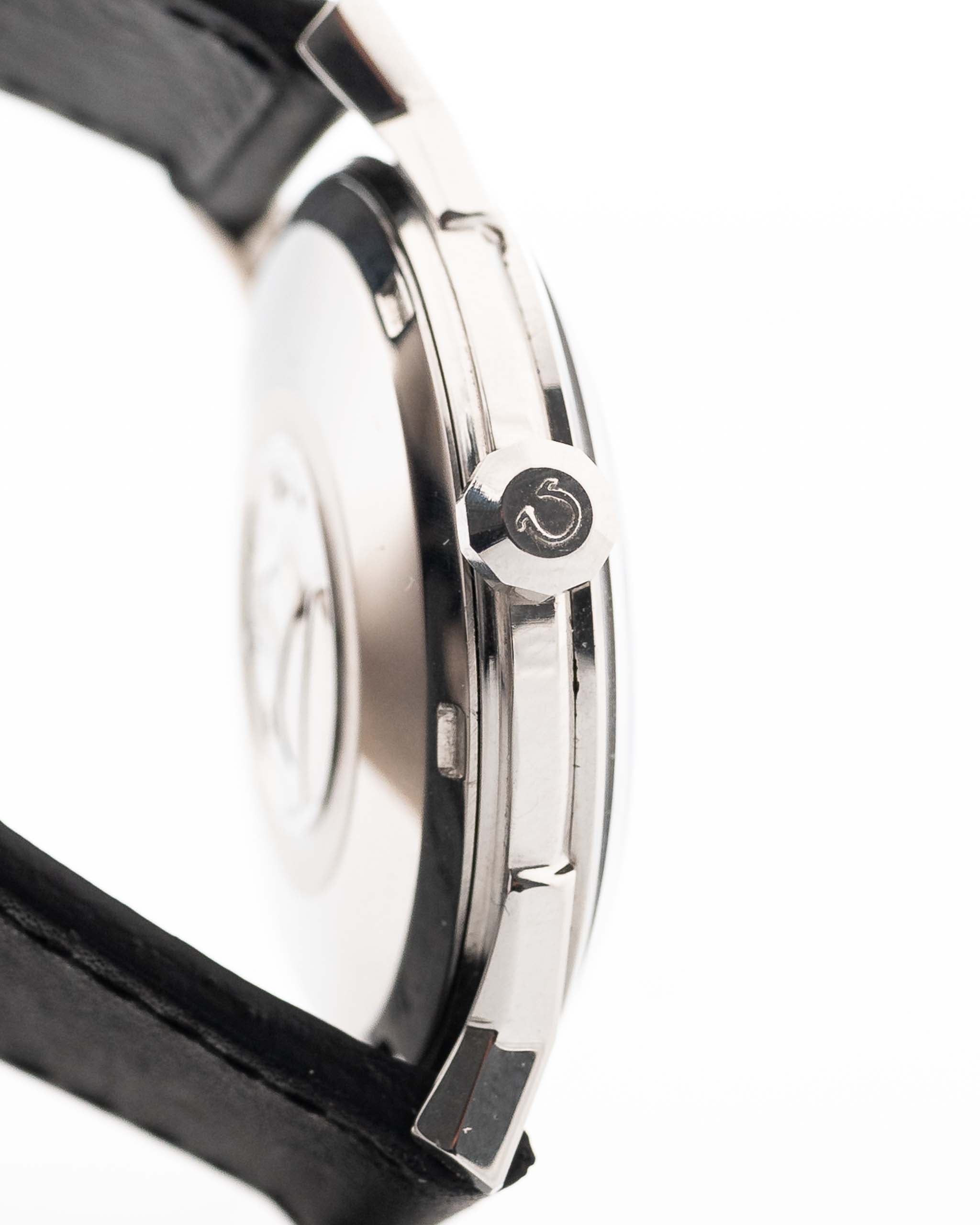 Foto ravvicinata di un Omega Constellation 14900 Pie Pan Black del 1961. Cassa in acciaio da 34 mm con cronometro automatico Calibro 551, quadrante pie pan nero originale e cinturino in pelle.