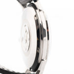 Foto ravvicinata di un Omega Constellation 14900 Pie Pan Black del 1961. Cassa in acciaio da 34 mm con cronometro automatico Calibro 551, quadrante pie pan nero originale e cinturino in pelle.
