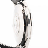 Foto ravvicinata di un Omega Constellation 14900 Pie Pan Black del 1961. Cassa in acciaio da 34 mm con cronometro automatico Calibro 551, quadrante pie pan nero originale e cinturino in pelle.