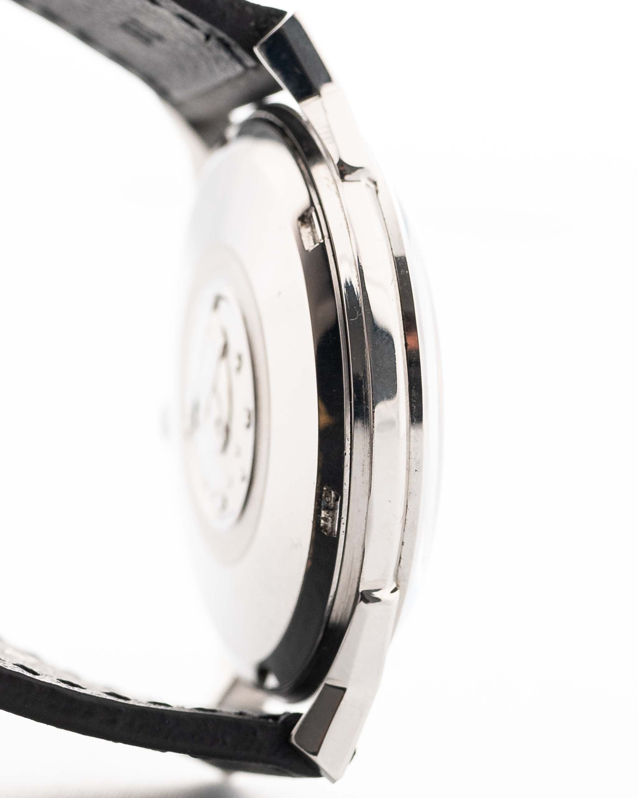 Foto ravvicinata di un Omega Constellation 14900 Pie Pan Black del 1961. Cassa in acciaio da 34 mm con cronometro automatico Calibro 551, quadrante pie pan nero originale e cinturino in pelle.