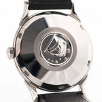 Foto ravvicinata di un Omega Constellation 14900 Pie Pan Black del 1961. Cassa in acciaio da 34 mm con cronometro automatico Calibro 551, quadrante pie pan nero originale e cinturino in pelle.