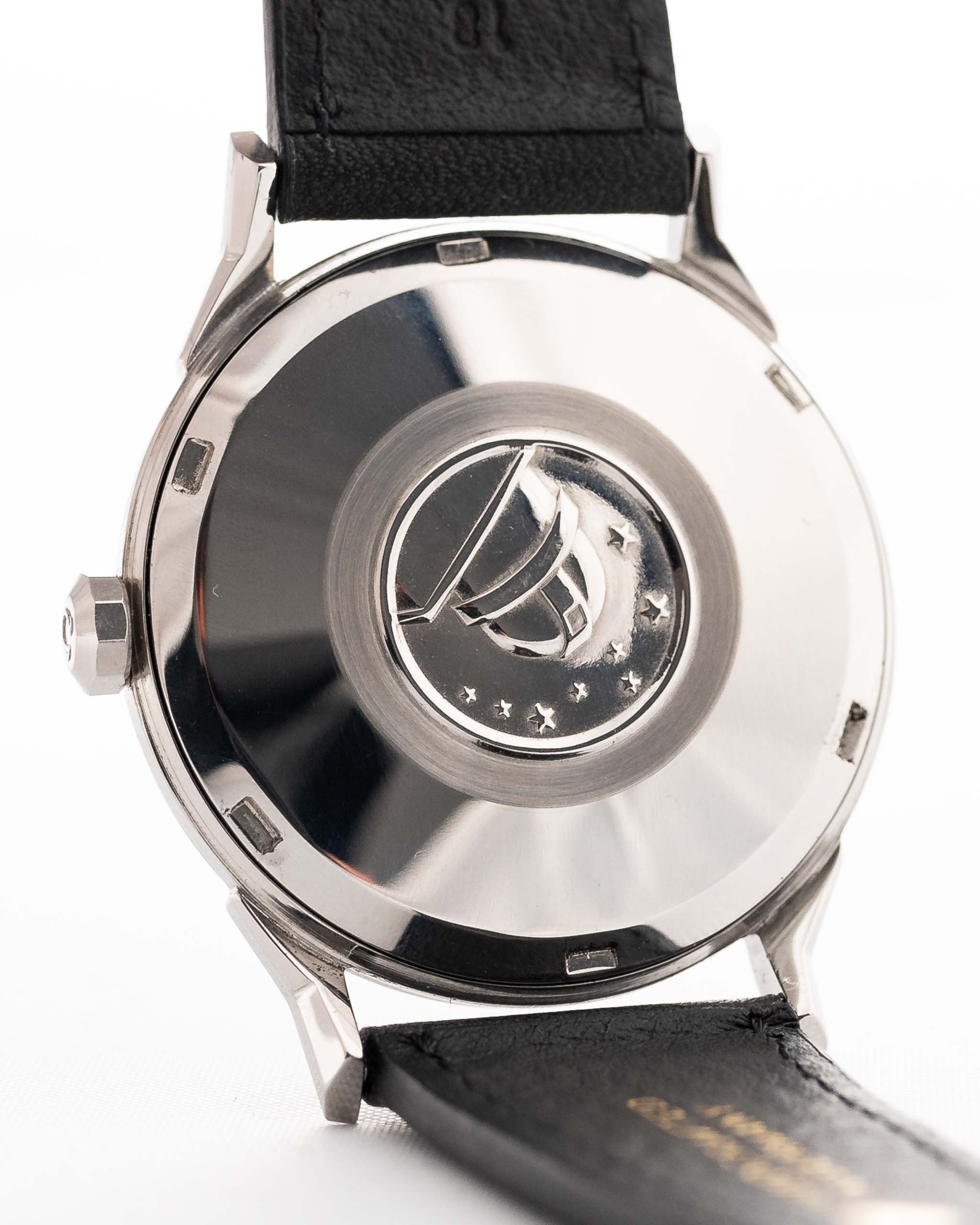 Foto ravvicinata di un Omega Constellation 14900 Pie Pan Black del 1961. Cassa in acciaio da 34 mm con cronometro automatico Calibro 551, quadrante pie pan nero originale e cinturino in pelle.