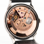 Foto ravvicinata di un Omega Constellation 14900 Pie Pan Black del 1961. Cassa in acciaio da 34 mm con cronometro automatico Calibro 551, quadrante pie pan nero originale e cinturino in pelle.