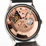 Foto ravvicinata di un Omega Constellation 14900 Pie Pan Black del 1961. Cassa in acciaio da 34 mm con cronometro automatico Calibro 551, quadrante pie pan nero originale e cinturino in pelle.