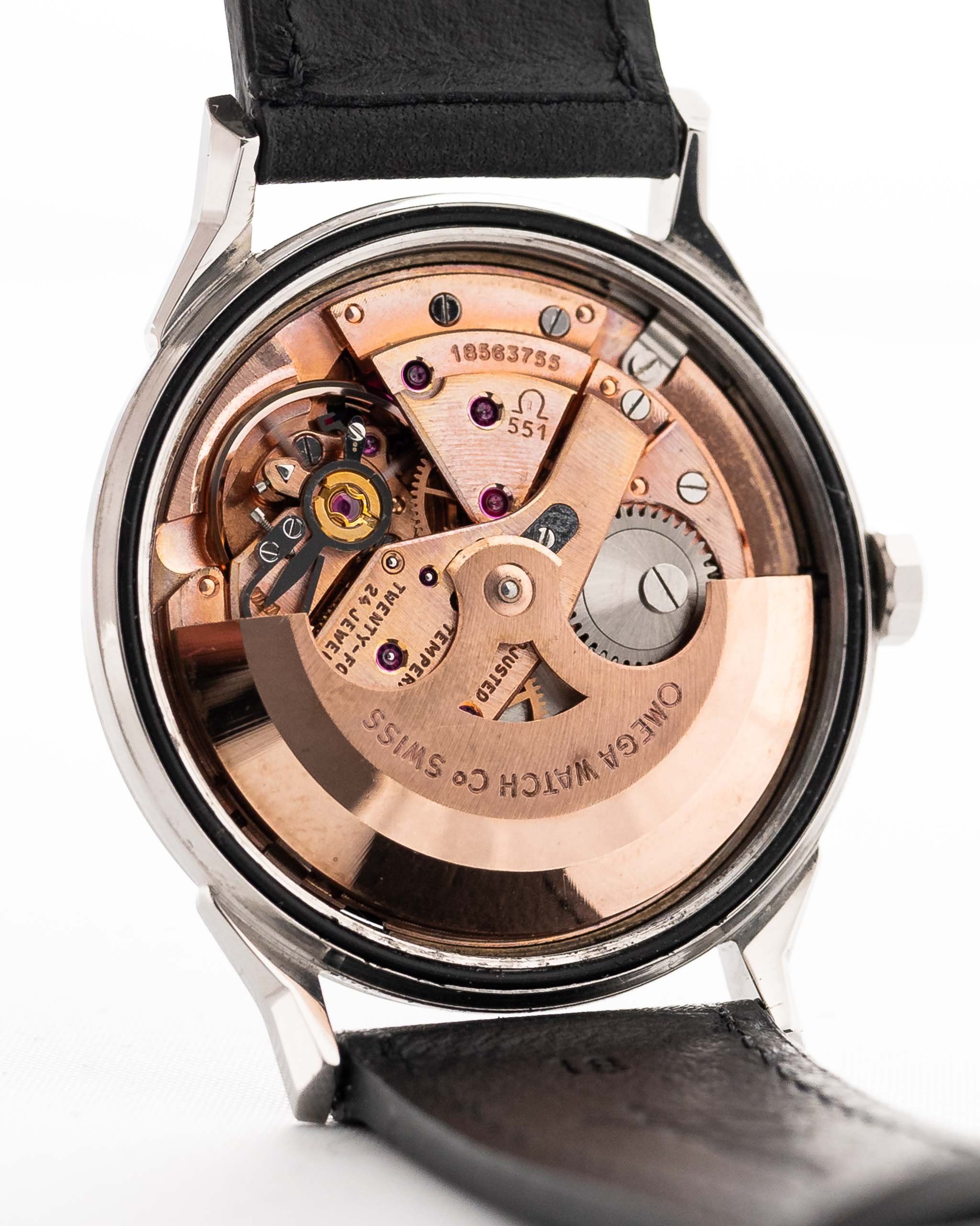 Foto ravvicinata di un Omega Constellation 14900 Pie Pan Black del 1961. Cassa in acciaio da 34 mm con cronometro automatico Calibro 551, quadrante pie pan nero originale e cinturino in pelle.