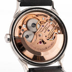 Foto ravvicinata di un Omega Constellation 14900 Pie Pan Black del 1961. Cassa in acciaio da 34 mm con cronometro automatico Calibro 551, quadrante pie pan nero originale e cinturino in pelle.