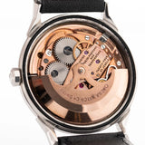 Foto ravvicinata di un Omega Constellation 14900 Pie Pan Black del 1961. Cassa in acciaio da 34 mm con cronometro automatico Calibro 551, quadrante pie pan nero originale e cinturino in pelle.