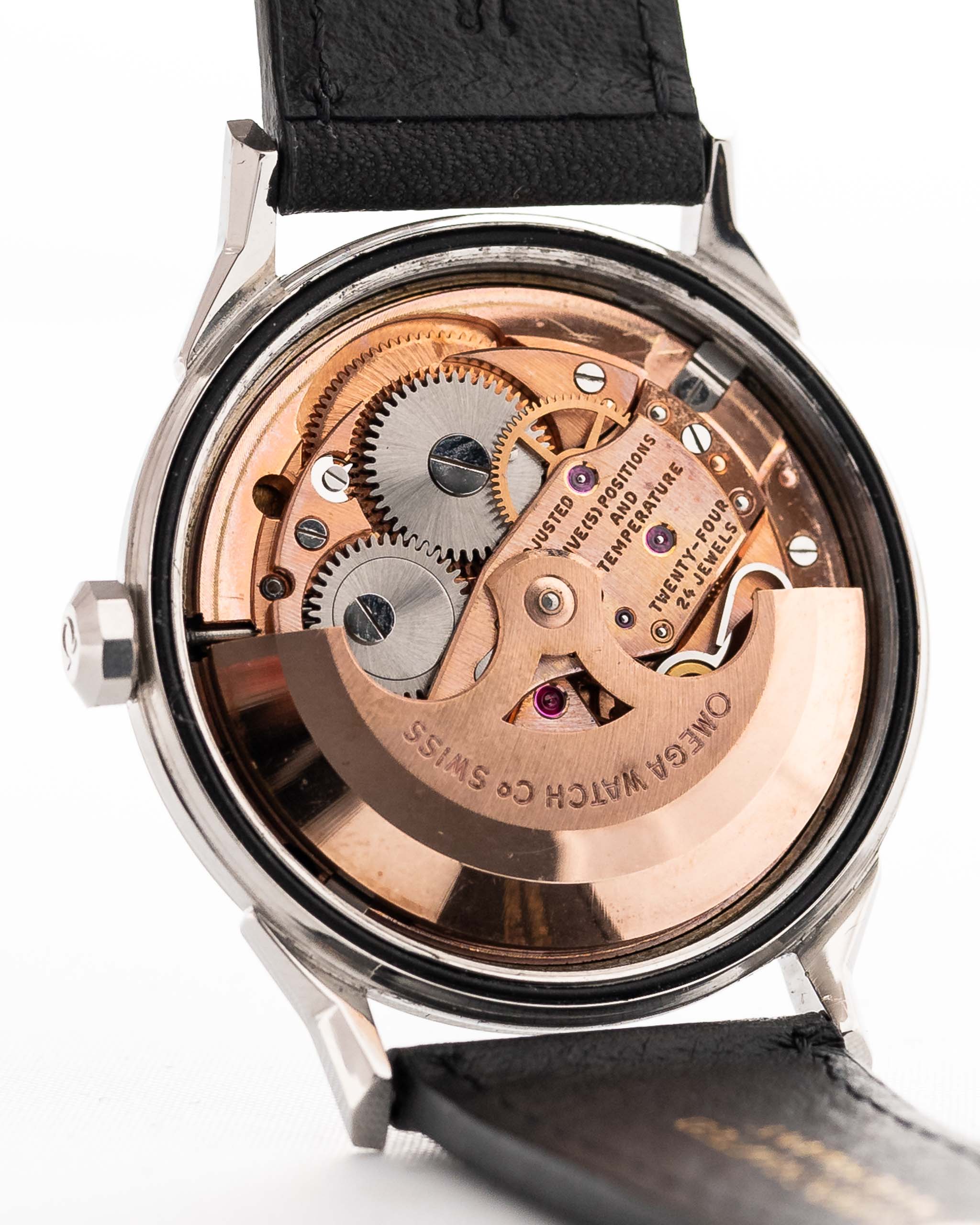 Foto ravvicinata di un Omega Constellation 14900 Pie Pan Black del 1961. Cassa in acciaio da 34 mm con cronometro automatico Calibro 551, quadrante pie pan nero originale e cinturino in pelle.