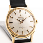 Foto ravvicinata di un Omega Constellation 167005 d'epoca del 1963 al polso. In oro giallo 18 carati, 34 mm, cronometro automatico Calibro 551 e quadrante originale in argento.