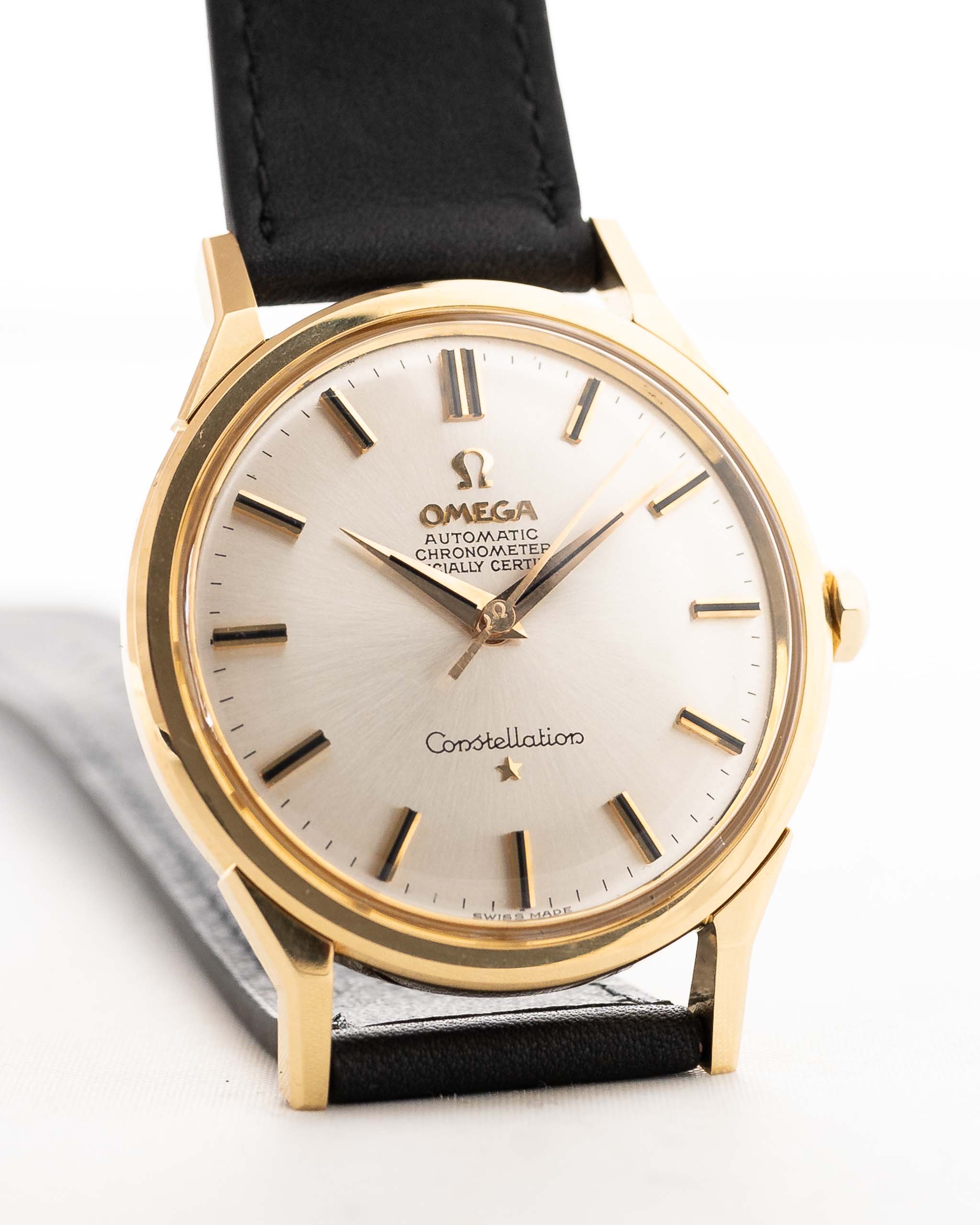 Foto ravvicinata di un Omega Constellation 167005 d'epoca del 1963 al polso. In oro giallo 18 carati, 34 mm, cronometro automatico Calibro 551 e quadrante originale in argento.