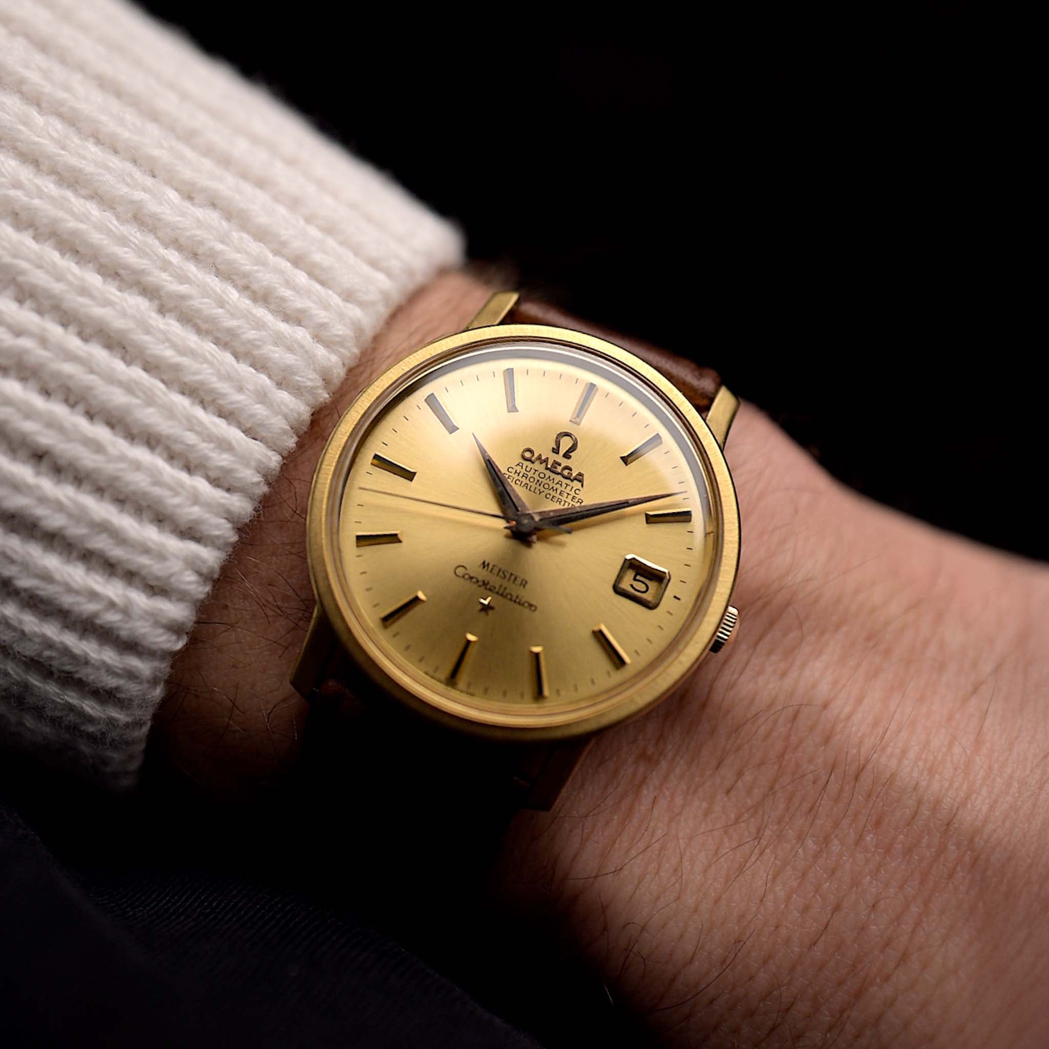 Omega Constellation 168018 Date "Meister" 1967, con cassa in oro giallo 18 carati da 35 mm, quadrante sunburst e raro design con doppia firma