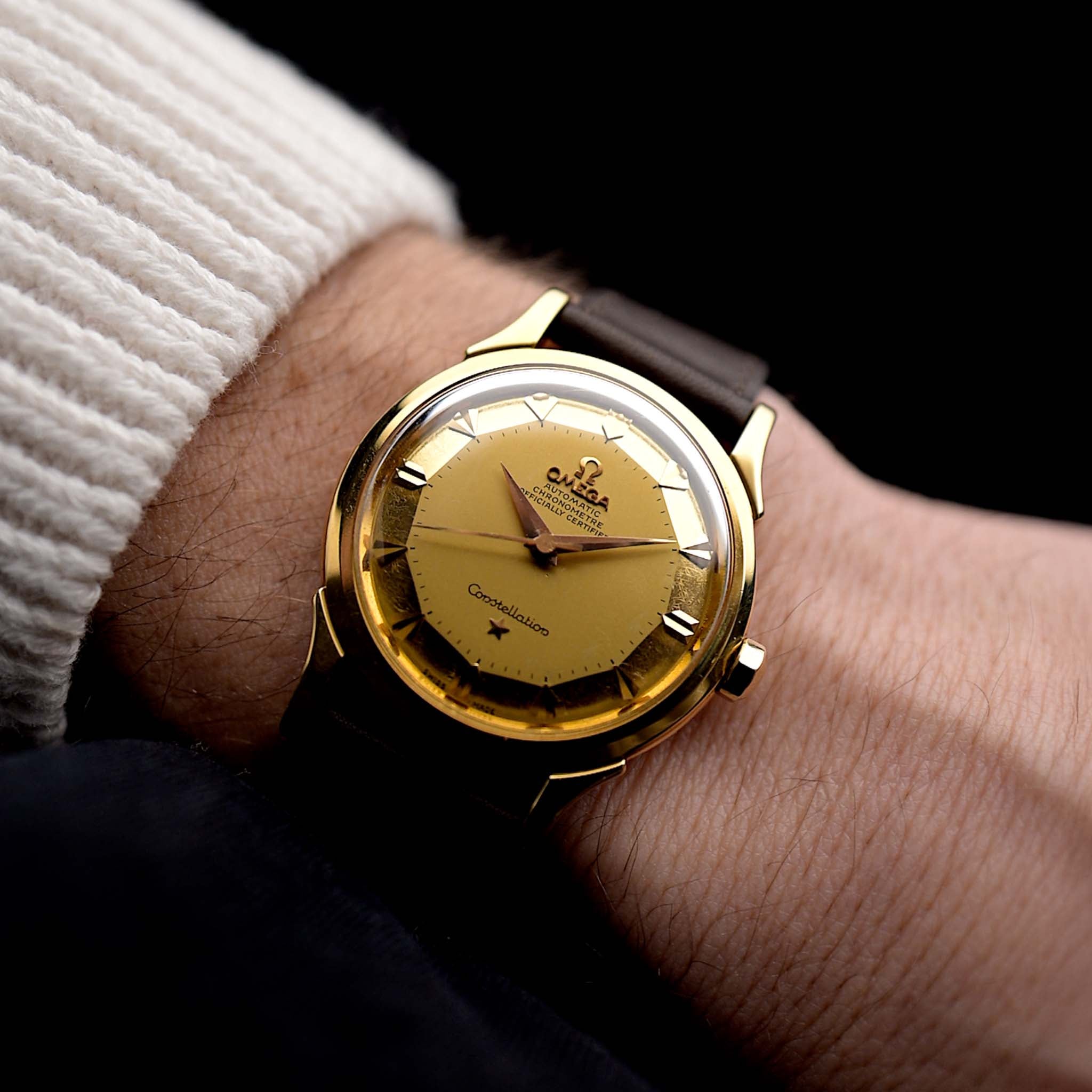 Foto di un Omega Constellation 2852 Pie Pan Arrow del 1956 al polso. Cassa da 35 mm in oro giallo, calibro 505, cronometro automatico, quadrante Pie Pan in oro, cinturino in pelle marrone.