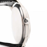 Foto ravvicinata di un Omega Jumbo 2272 Sub Second Steel Rose del 1952. 38 mm in acciaio inossidabile con movimento a carica manuale, quadrante champagne originale e cinturino in pelle originale.