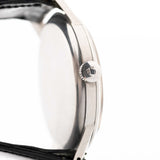 Foto ravvicinata di un Omega Jumbo 2272 Sub Second Steel Rose del 1952. 38 mm in acciaio inossidabile con movimento a carica manuale, quadrante champagne originale e cinturino in pelle originale.