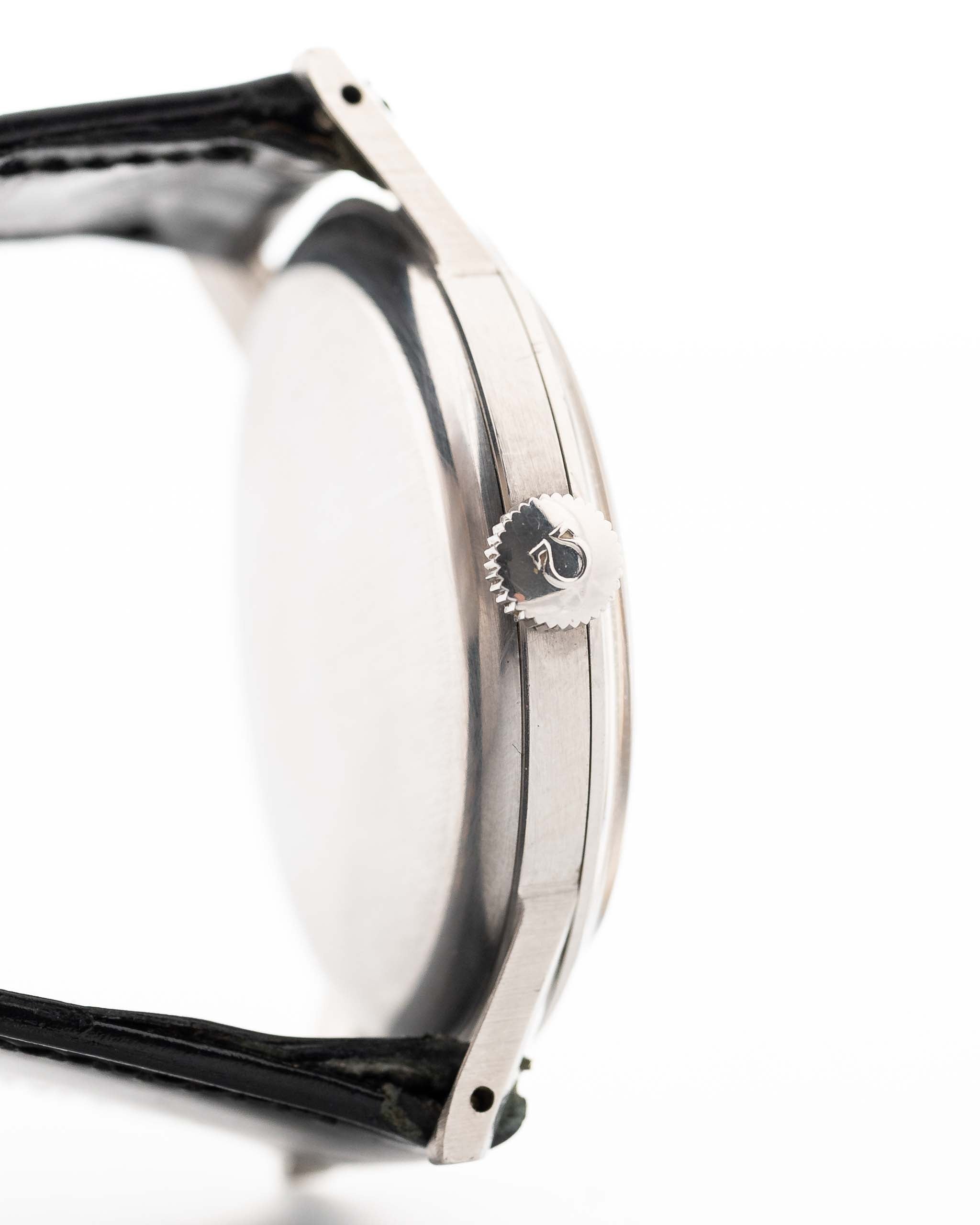 Foto ravvicinata di un Omega Jumbo 2272 Sub Second Steel Rose del 1952. 38 mm in acciaio inossidabile con movimento a carica manuale, quadrante champagne originale e cinturino in pelle originale.