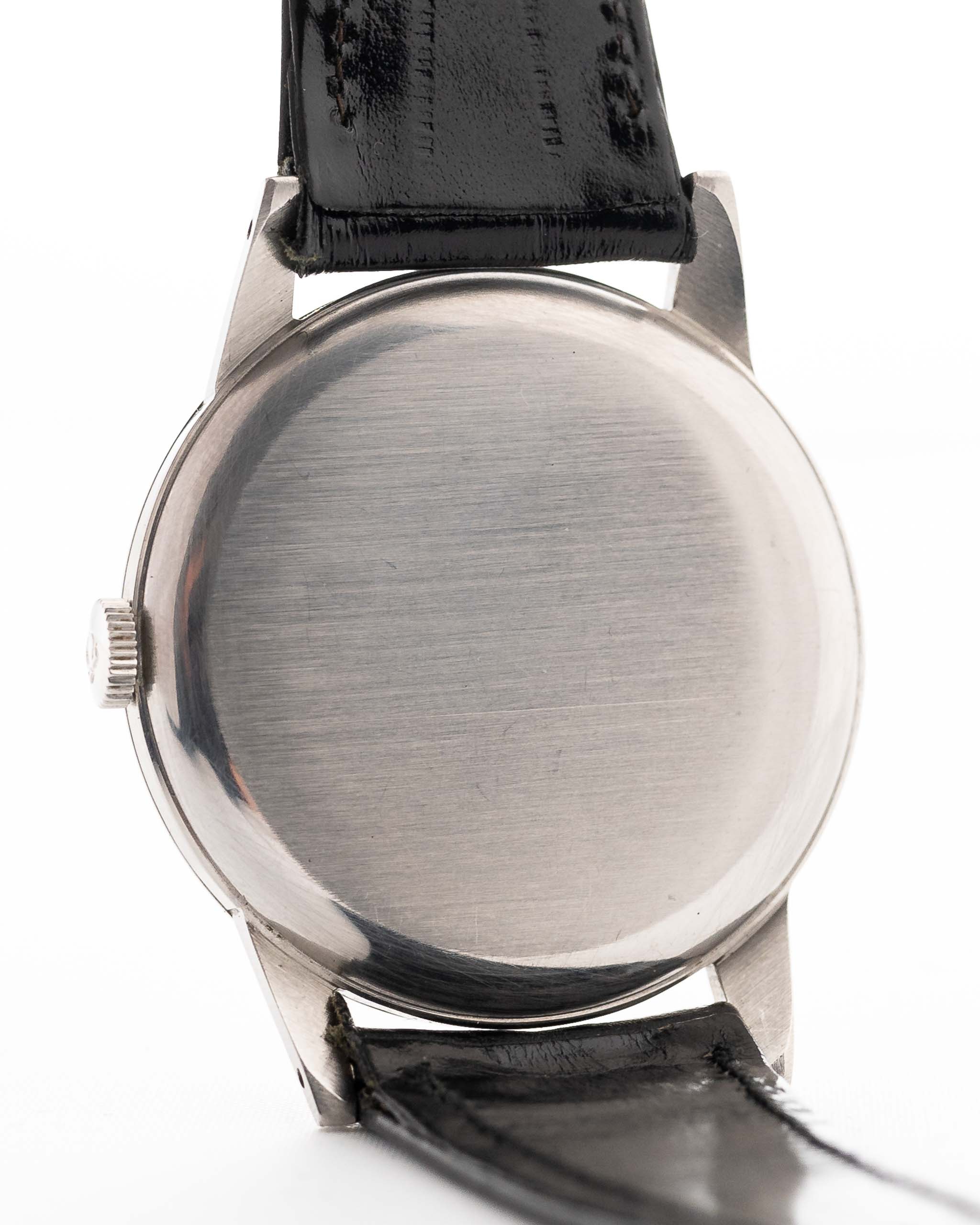 Foto ravvicinata di un Omega Jumbo 2272 Sub Second Steel Rose del 1952. 38 mm in acciaio inossidabile con movimento a carica manuale, quadrante champagne originale e cinturino in pelle originale.